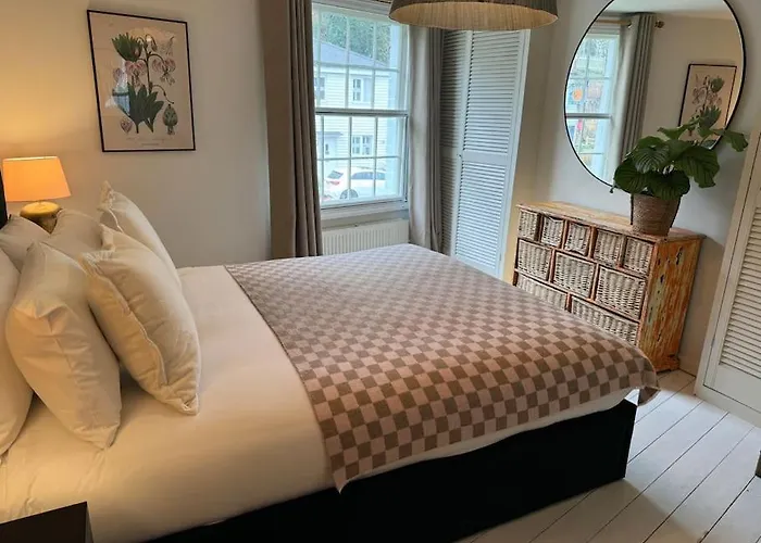 Spring Crescent Cottage In Rye